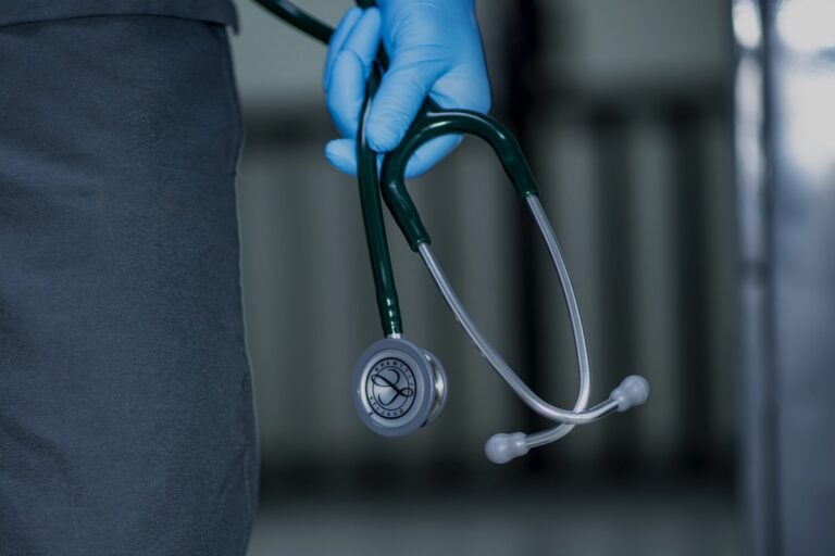 Curanilahue: denuncian a médicos por atender y operar a pacientes sin ser especialistas
