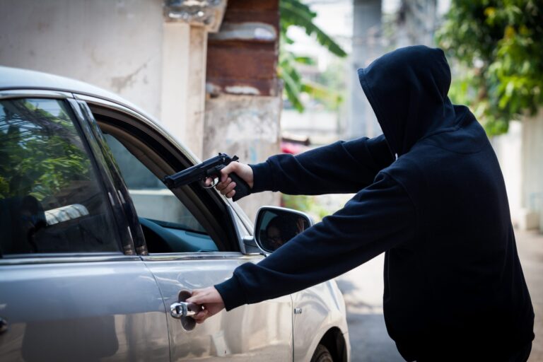 Encerrona con subfusil en San Bernardo: mujer fue abordada mientras inflaba un neumático