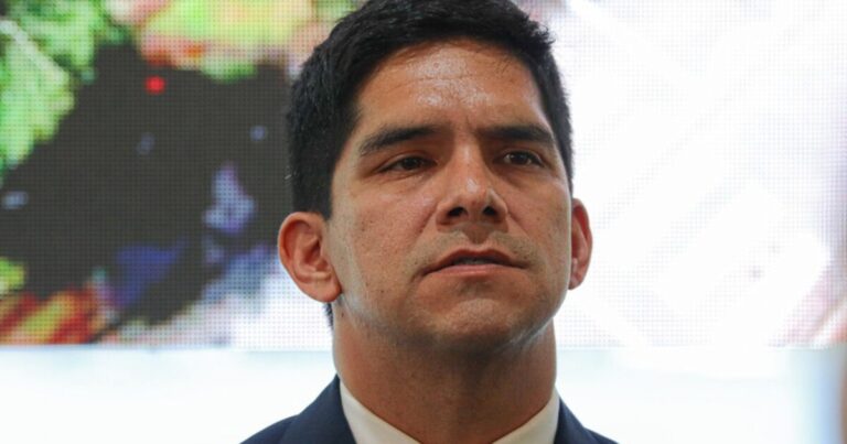 Persisten dudas por licencia del alcalde Spoerer: se niega a explicar cómo renovó su licencia