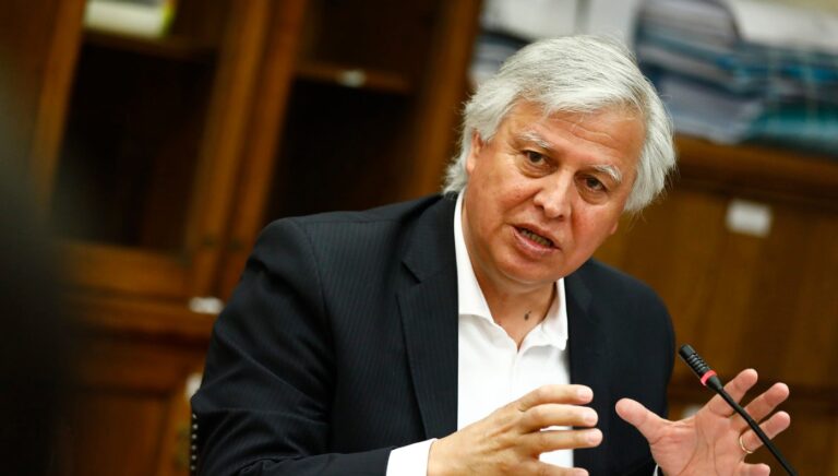 Senador Saavedra y polémica por licencia del alcalde Spoerer: señala que falta estaría prescrita