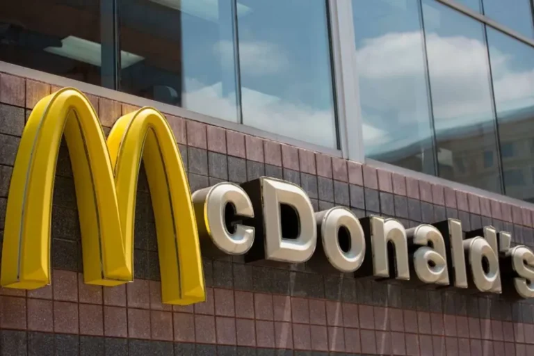 Delincuentes sustraen caja fuerte con millonario botín desde McDonald’s en Talcahuano