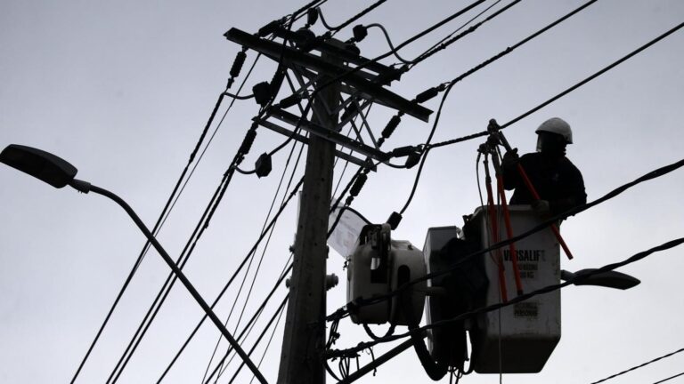 Sistema frontal deja más de 55 mil hogares sin luz en Santiago y provoca incidentes por caída de cables