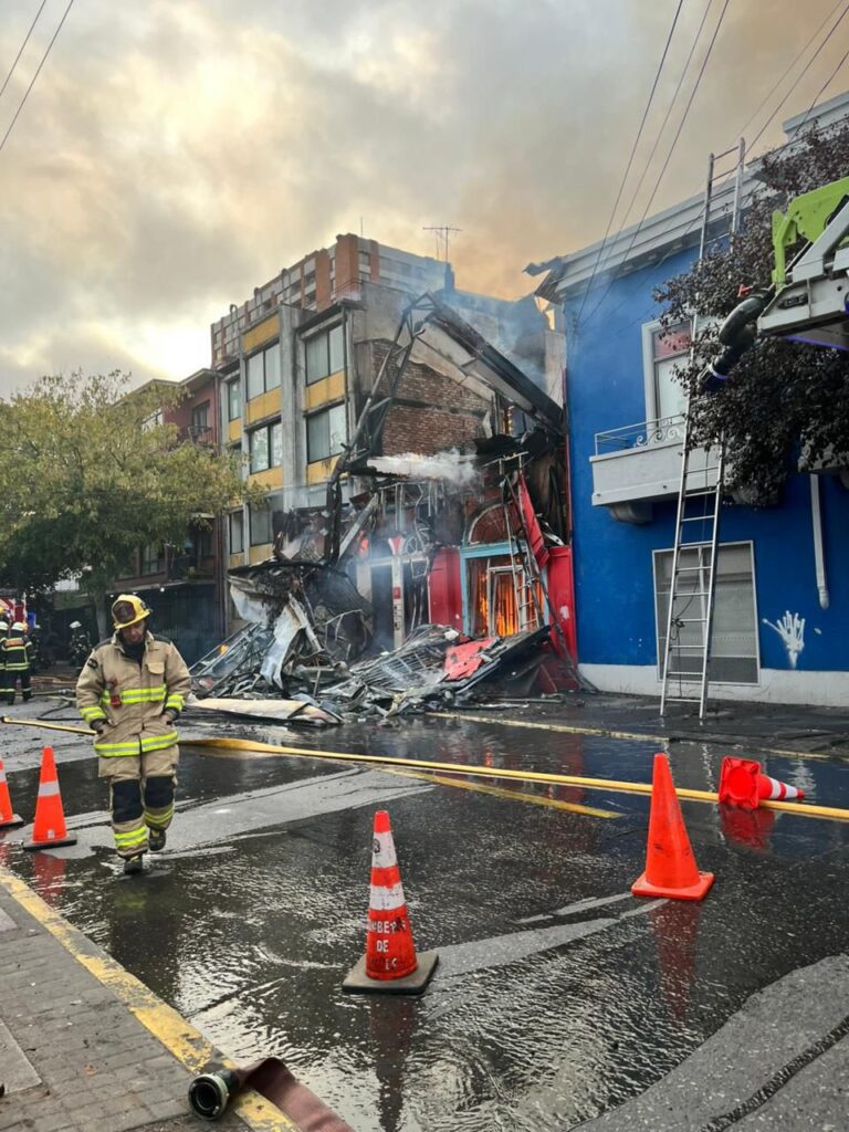 Concepción: incendio afectó antigua casona en pleno centro