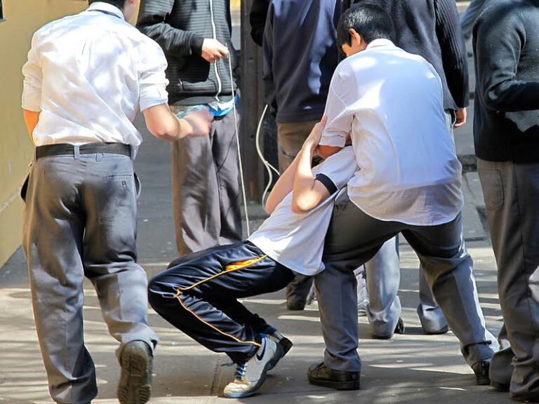 Los Ángeles: abogado de agresores afirma que ataque a estudiante fue “un juego brusco”