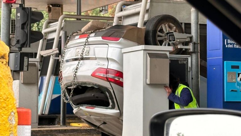 Accidente en peaje Agua Amarilla deja dos lesionados tras volcamiento de vehículo