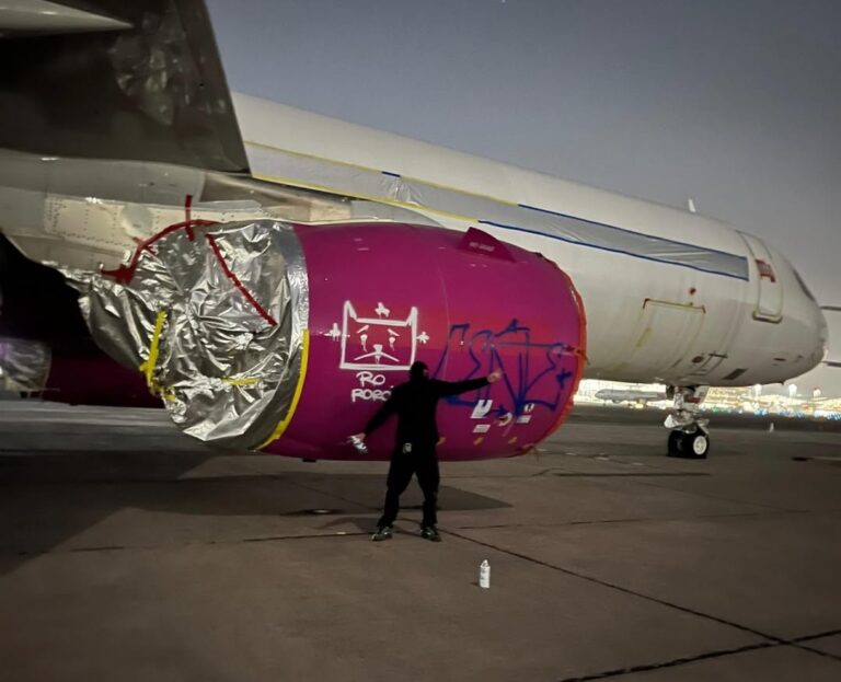 Identifican aerolínea afectada por ataque con grafitis en aeropuerto de Santiago: PDI investiga participación de más involucrados
