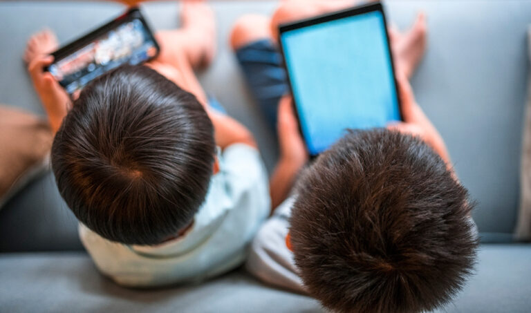 Consumo de pantallas digitales en niños chilenos iguala niveles de mayor sintonía histórica de la TV