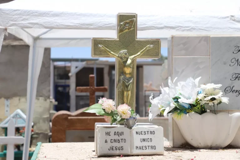 Madre vuelve a denunciar problemas en cementerio de Chiguayante tras hallar basura sobre lápida de su hijo